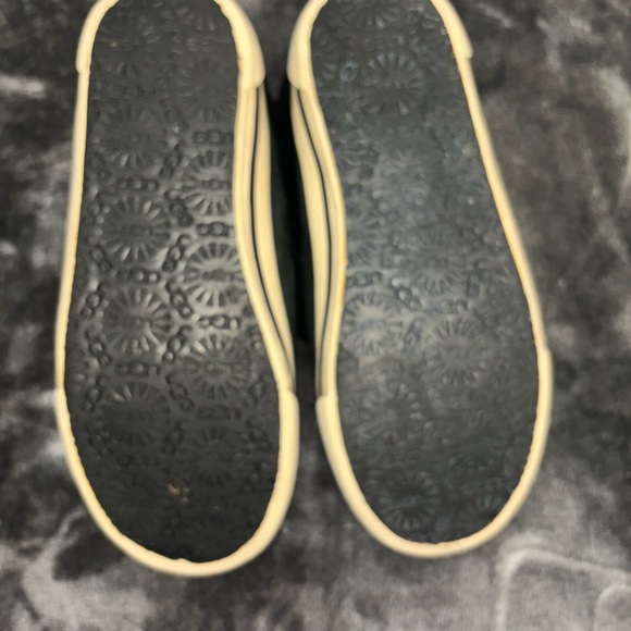 4 for $20 Size 2 Uggs - Picture 7 of 7